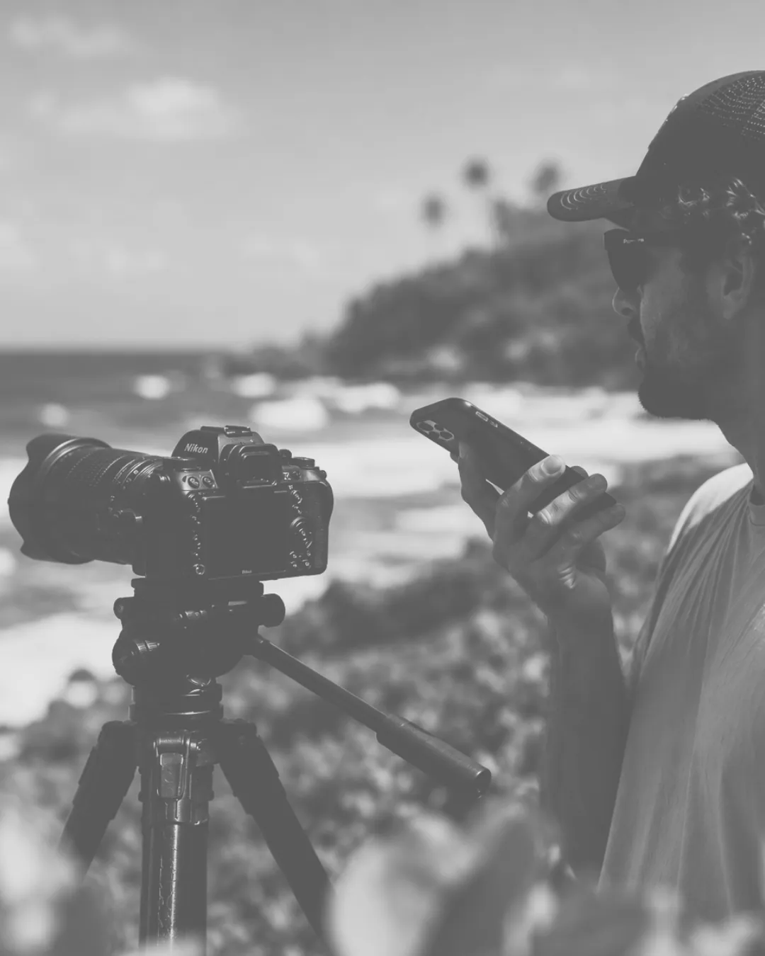 Surf coach on the beach scoring a training session with Prosurfingtools while filming the surfers